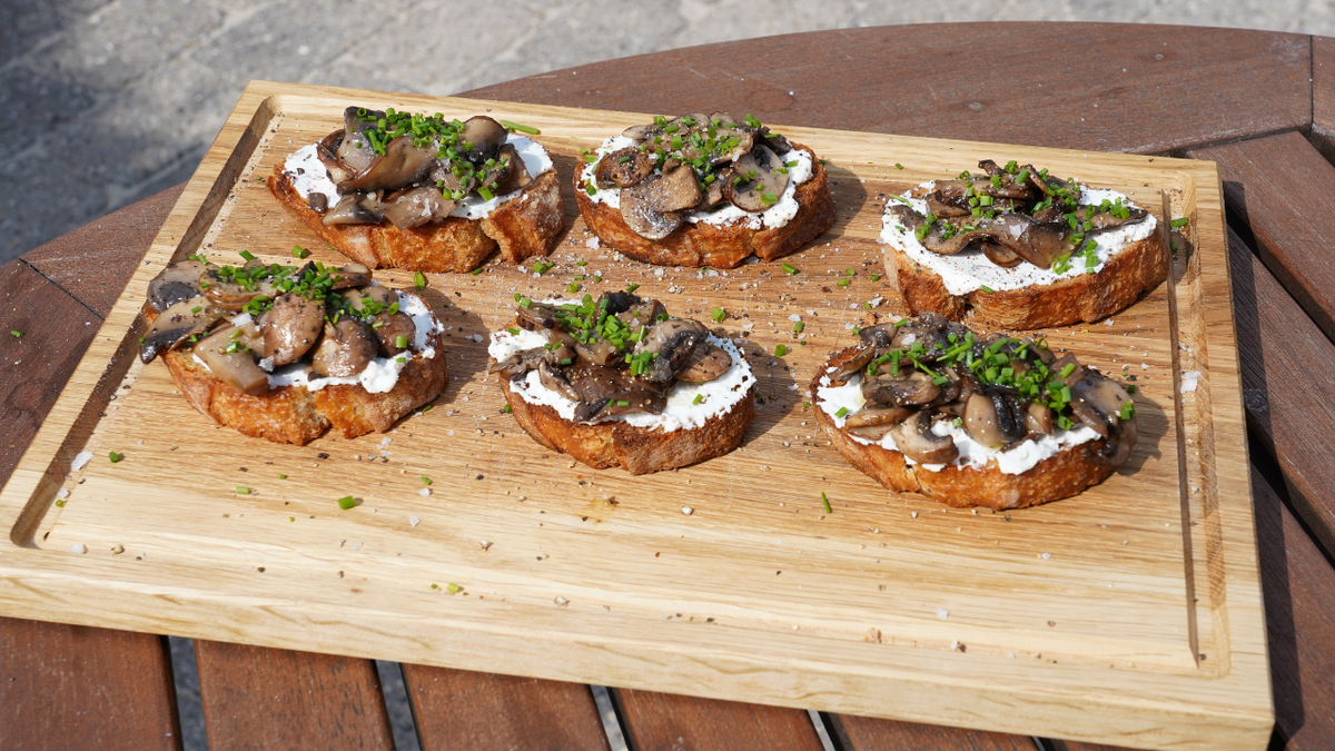 Bruschetta with mushrooms, garlic and ricotta