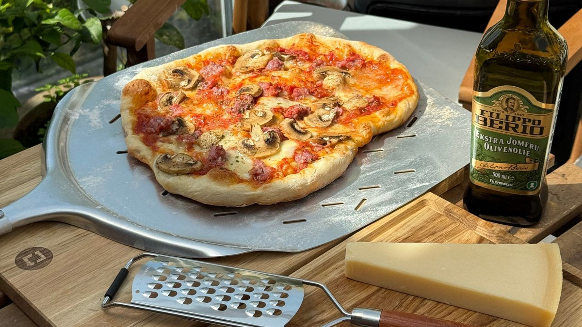 Pizza with salsiccia, mushrooms and fresh rosemary