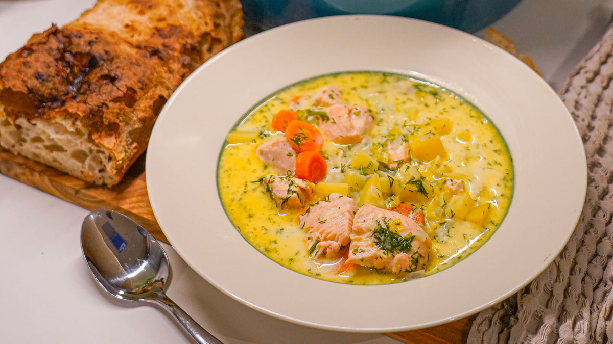 Finsk laksesuppe med porre, citron og frisk dild
