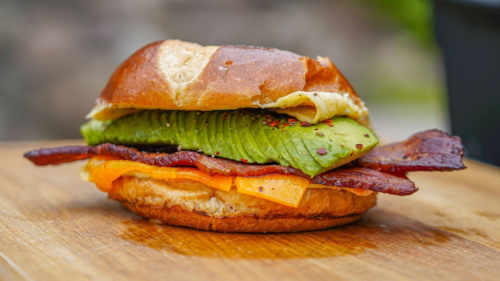 Breakfast Brioche med æg, cheddar, bacon & avocado