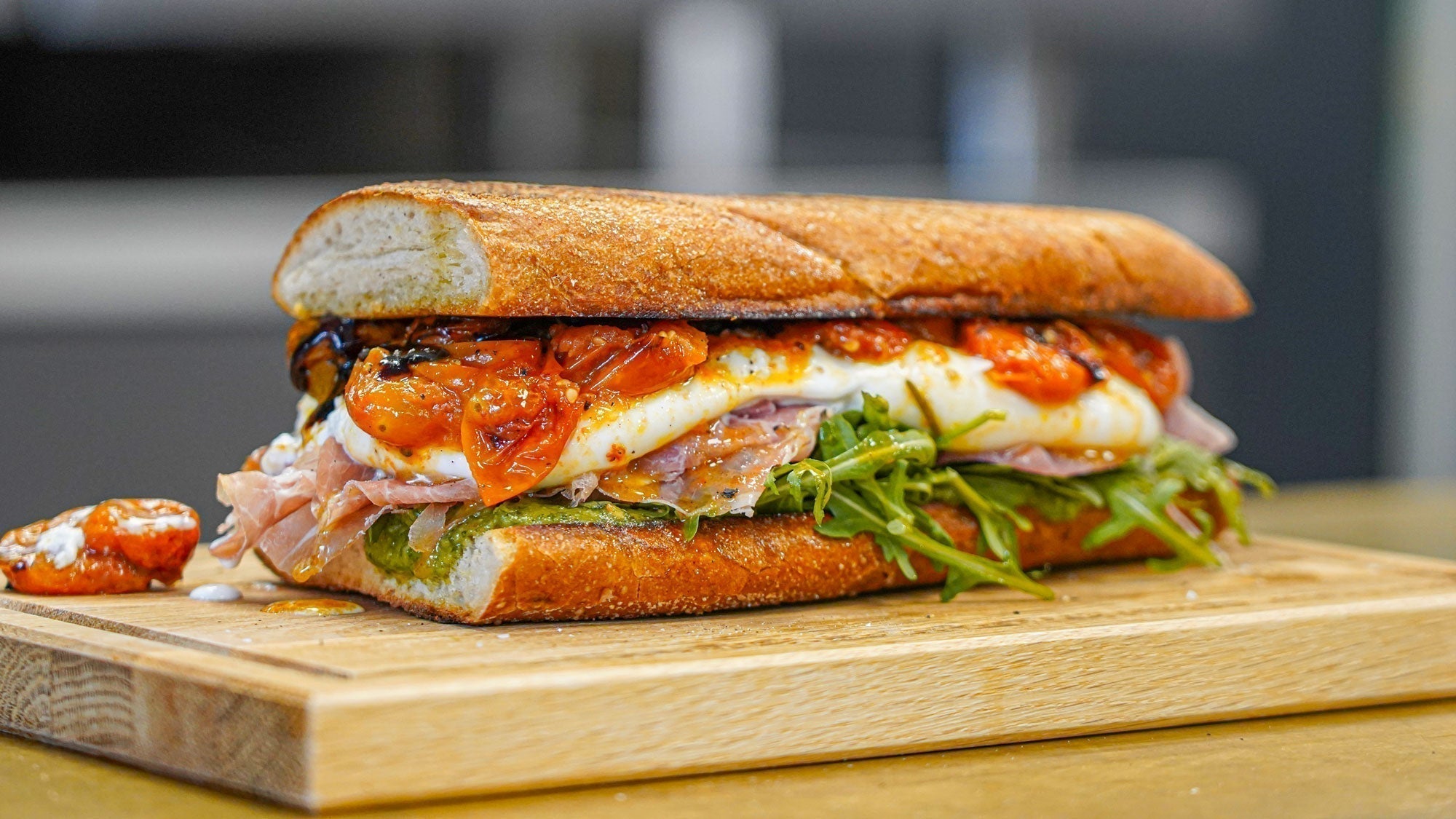 Burrata Caprese Sandwich med bagte tomater & hjemmelavet pesto