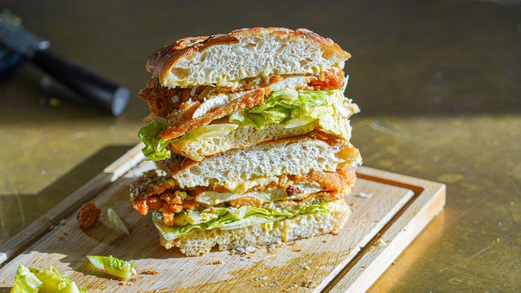 Sprød Cæsar Sandwich med friteret kylling