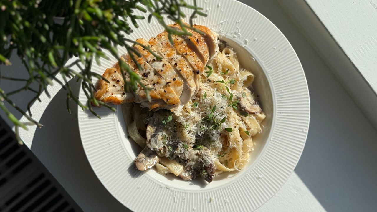 Cremet svampepasta med hvidvin og kylling