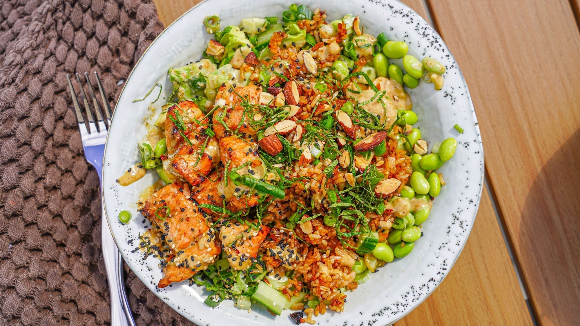 Crispy Rice Salad med laks, avocado, edamame og gomadressing