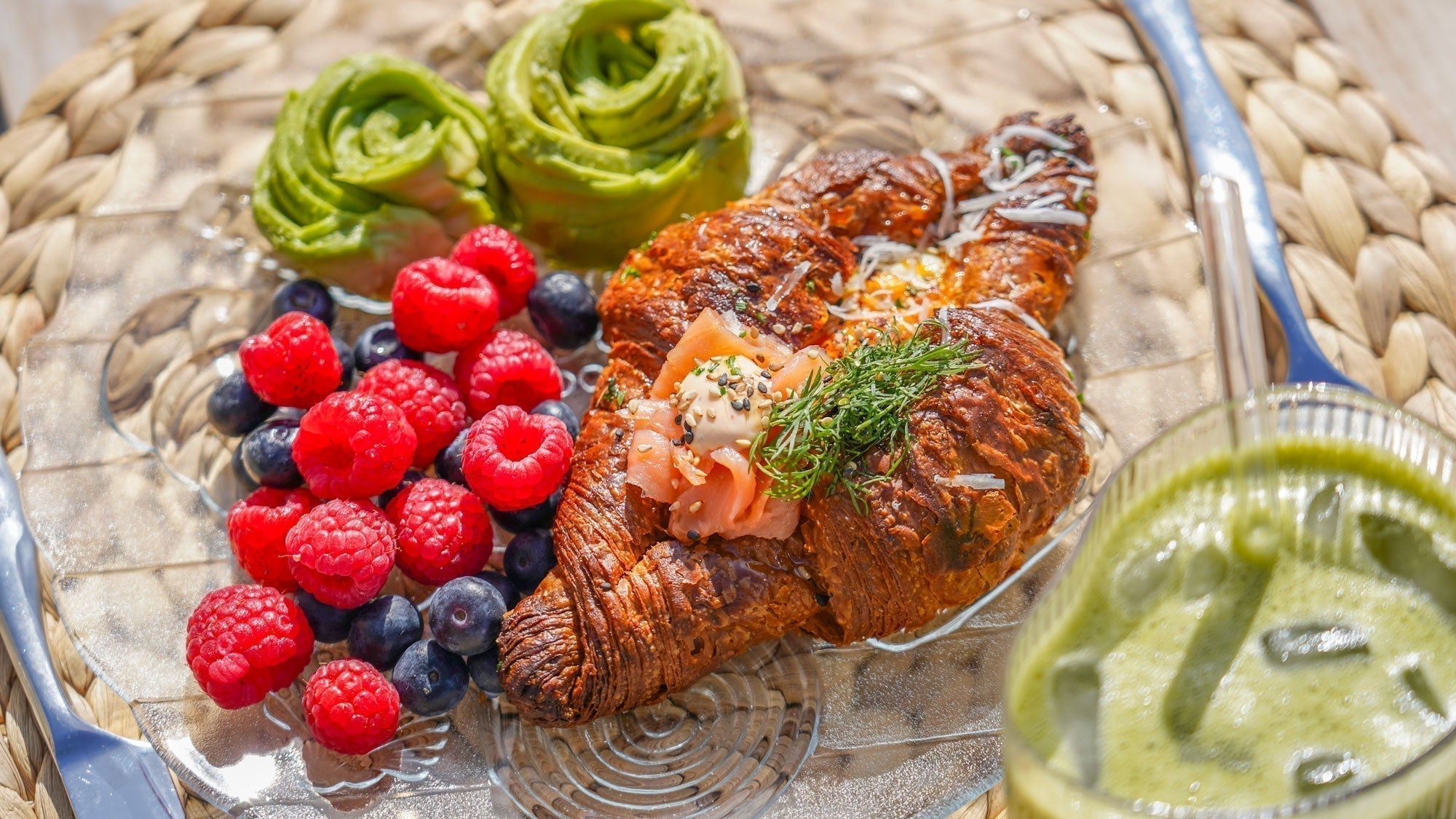 Croissanter med bagt æg, ost og koldrøget laks