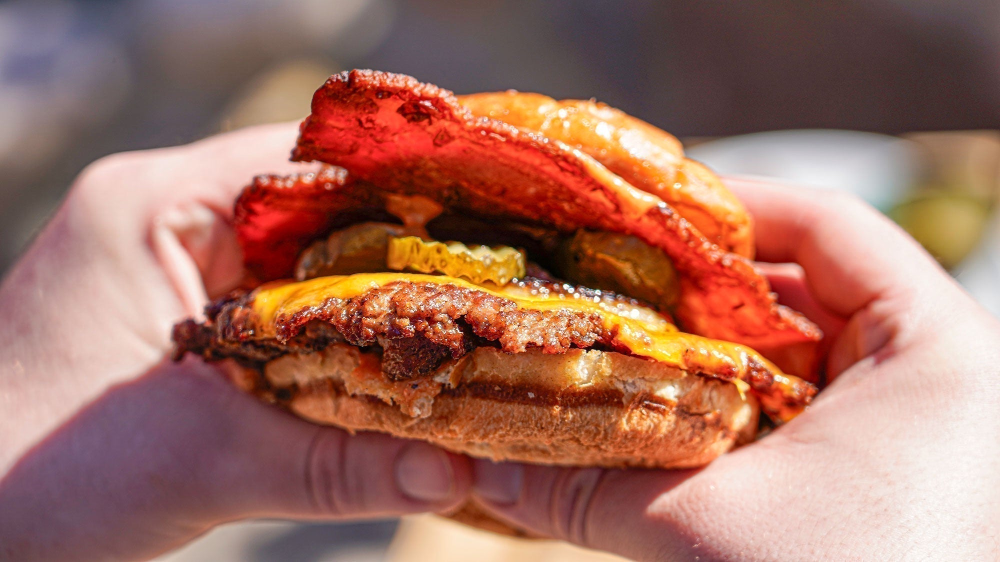 Double Smash Burger med grillet løg & hjemmelavet burgerdressing