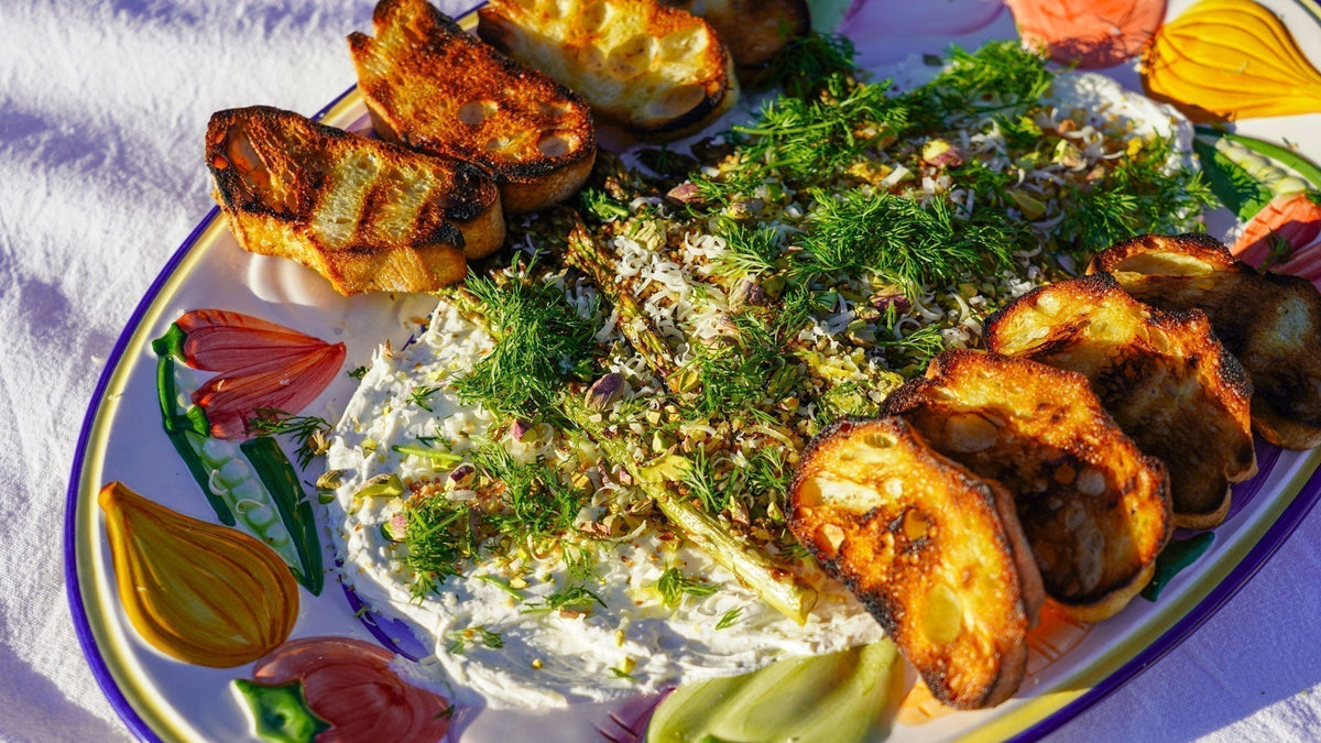 Grillede asparges med pisket feta, sprød panko & grillet brød
