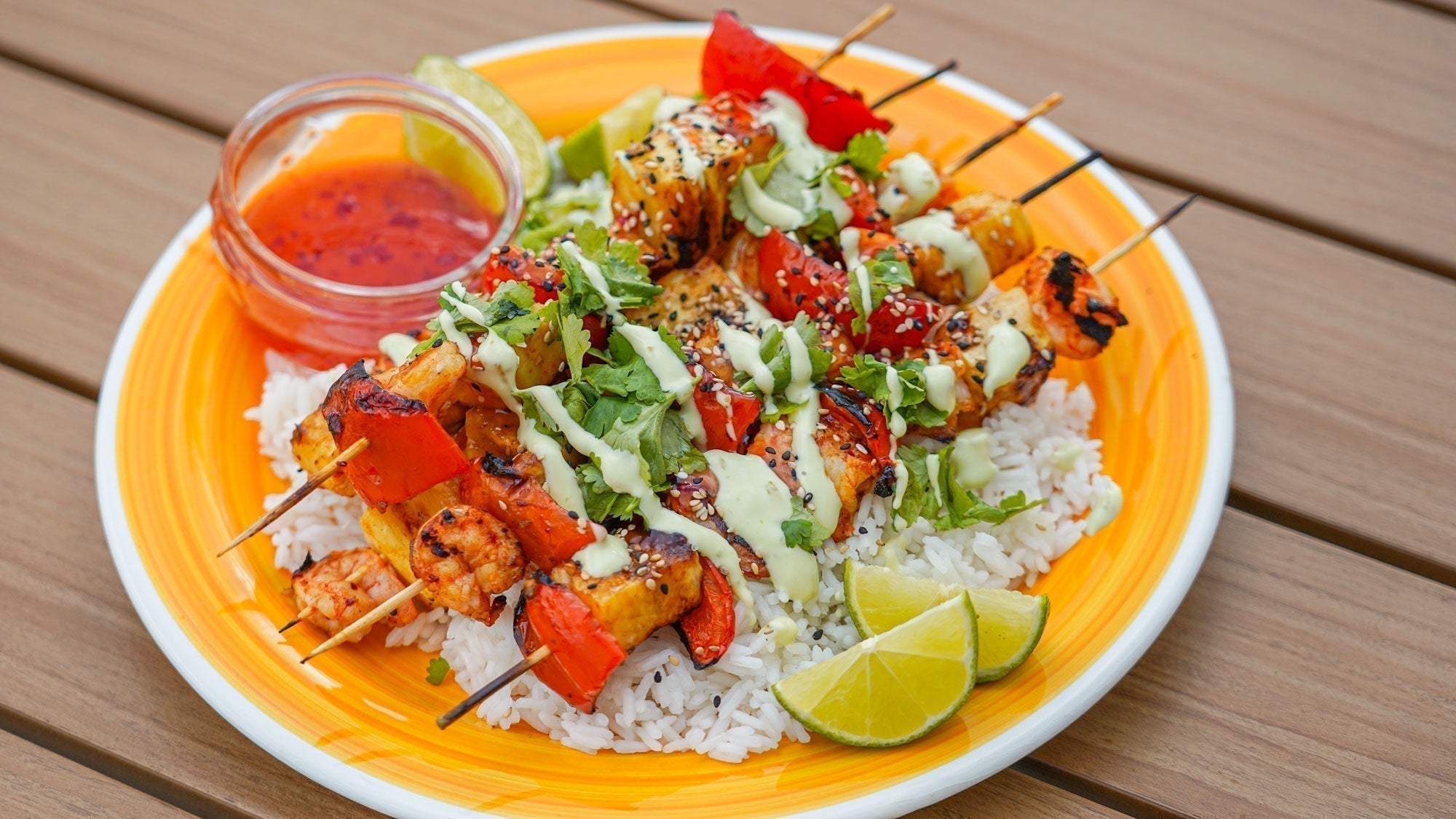 Grillspyd med kæmperejer, ananas & sød chilisauce