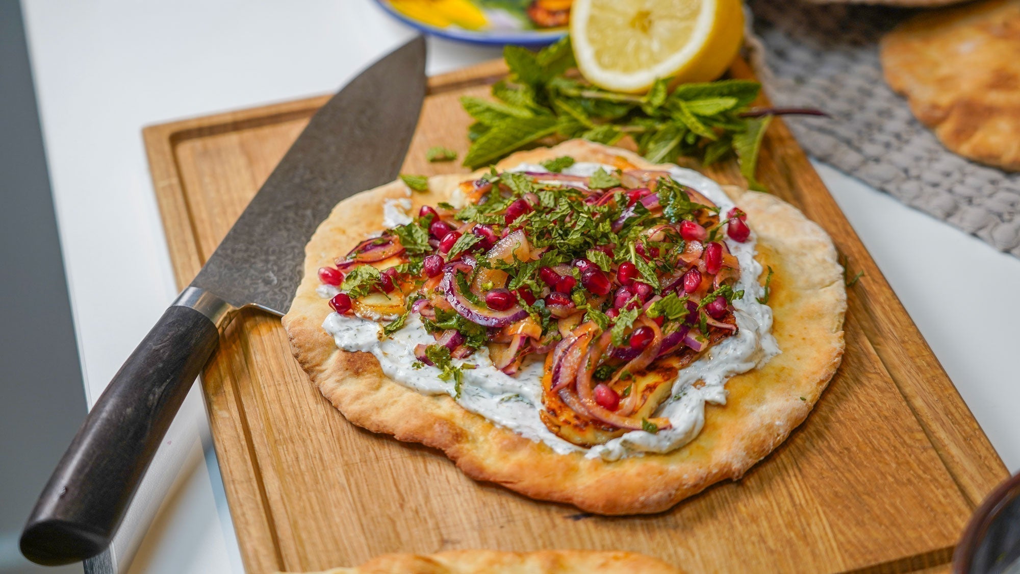 Hjemmelavede fladbrød med halloumi, citronmarinerede rødløg & yoghurtdressing