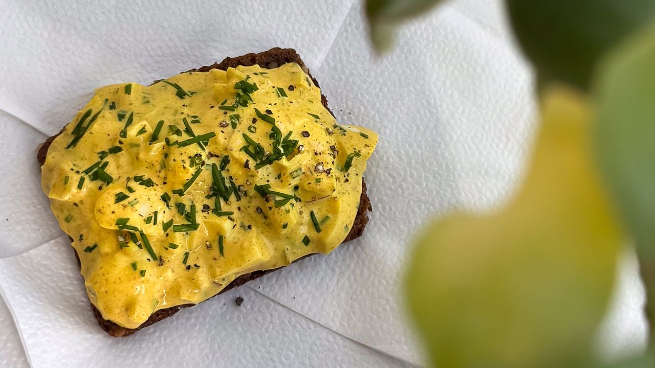 Hjemmelavet karrysalat – cremet, smagfuld og nem at lave
