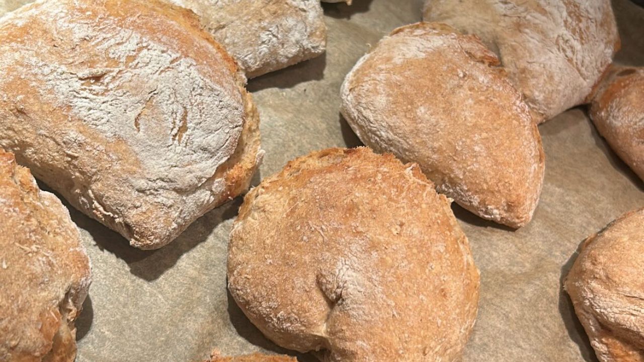 Nem opskrift på koldhævede boller – sprøde og luftige hver gang