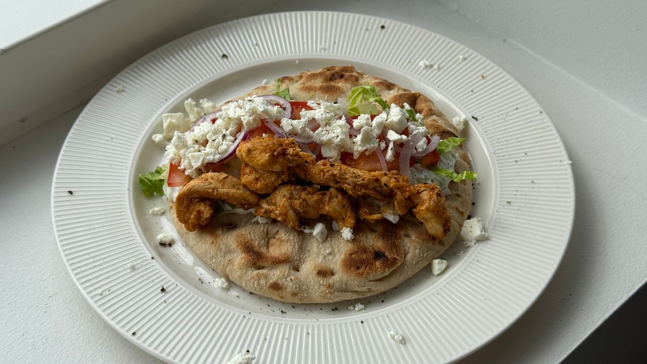 Kyllingegyros med hjemmelavet tzatziki – nem opskrift med masser af smag