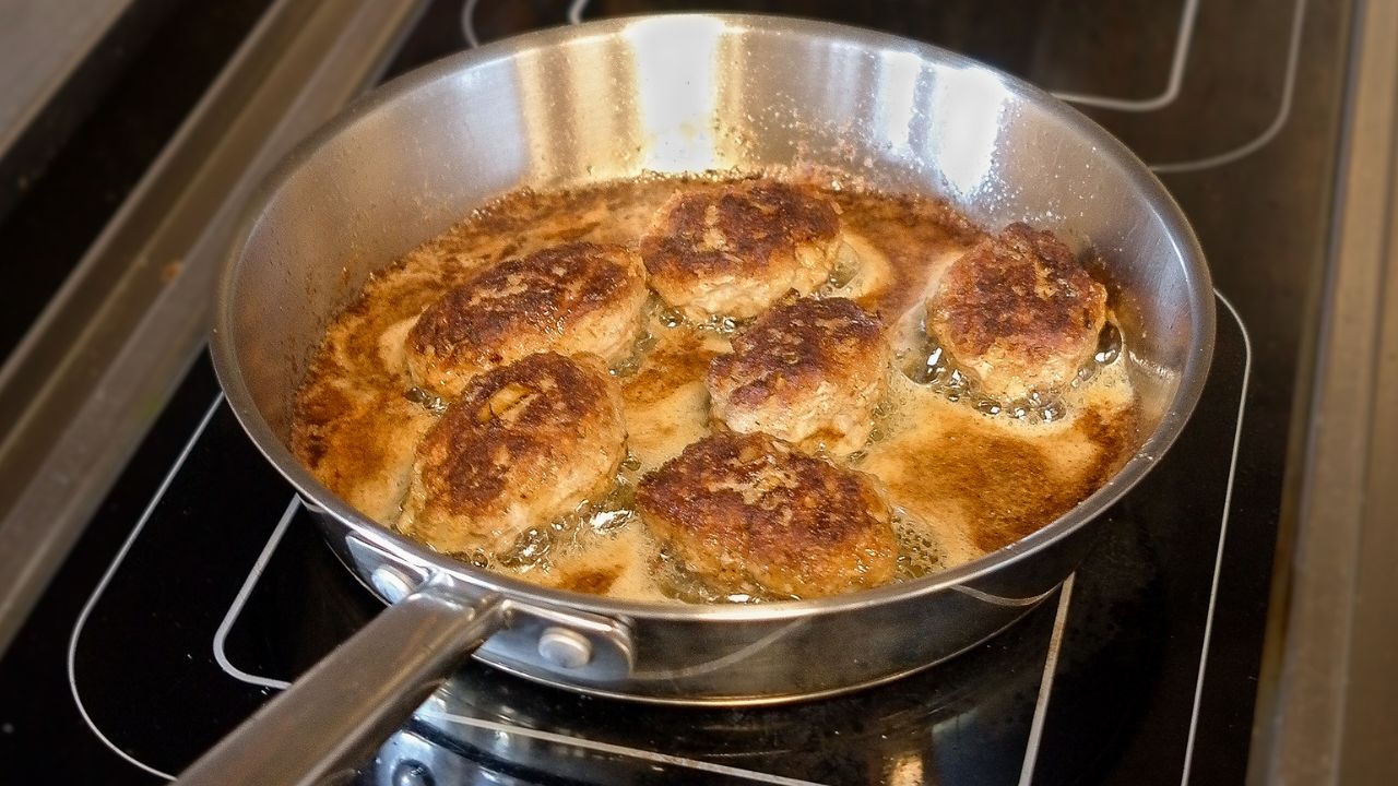 Opskrift på klassiske frikadeller med perfekt stegeskorpe