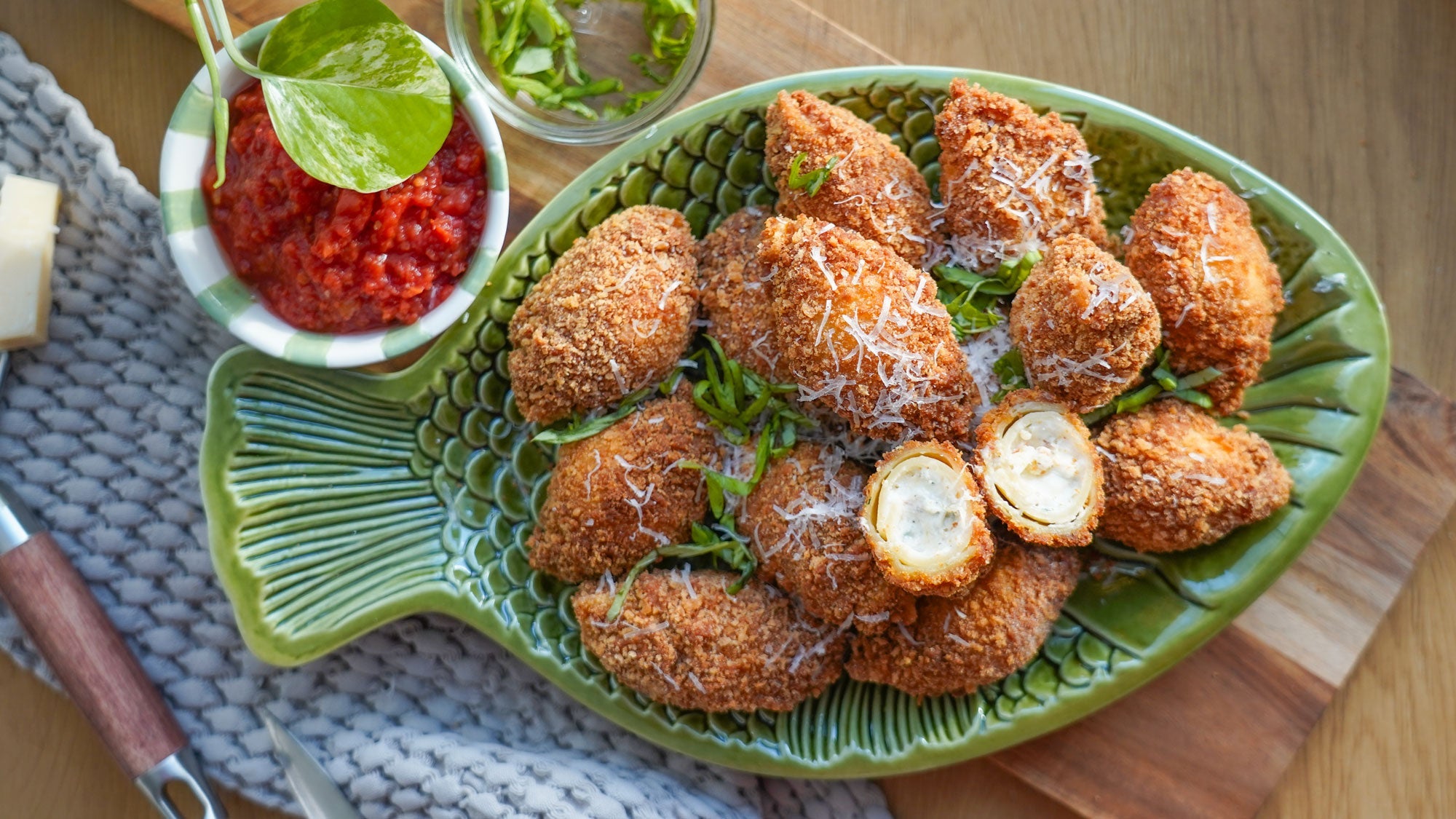 Sprøde, friterede pastaskaller med ricotta