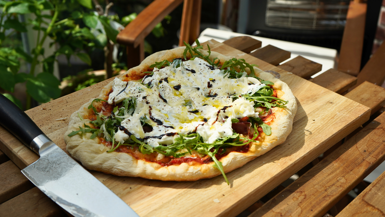 Pizza med parmaskinke, rucula og buratta