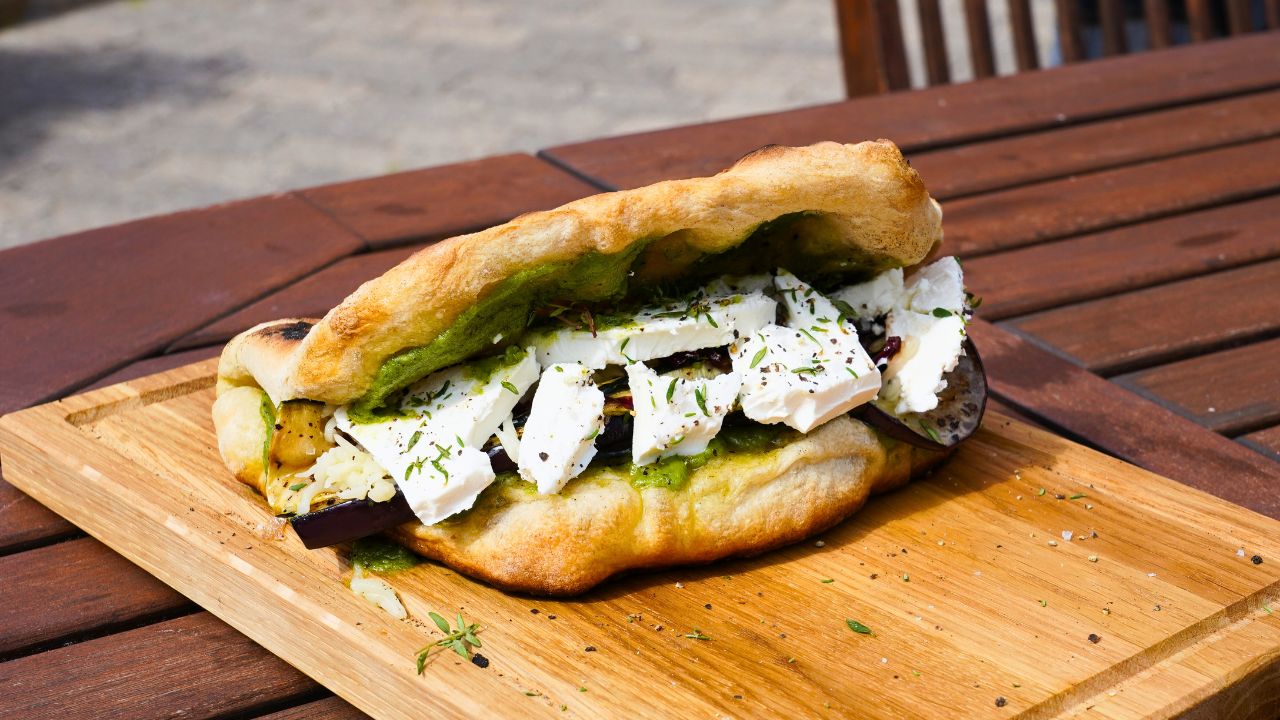 Pizzasandwich med grillet grønt karamelliseret løg og pesto