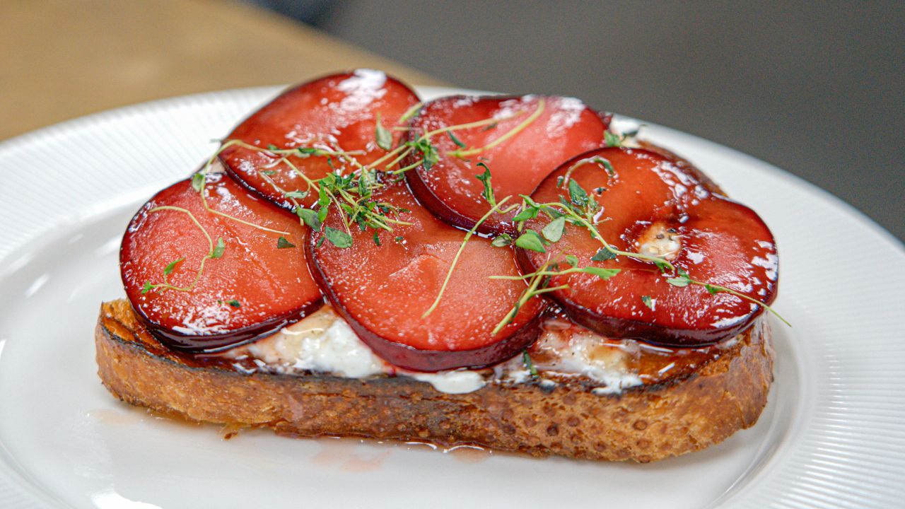 Ristet surdejsbrød med karamelliserede blommeabrikoser, burrata og timian