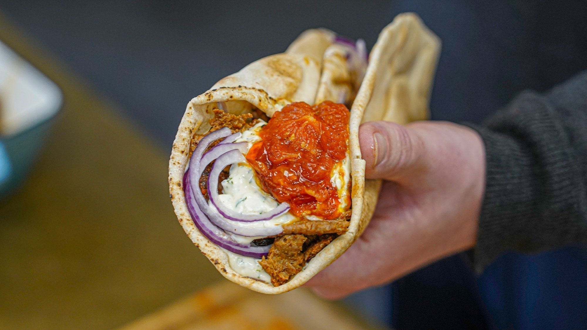 Hjemmelavet shawarma i fladbrød med tzatziki & bagte tomater