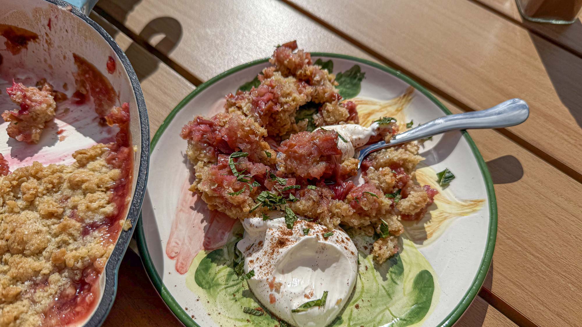 Sommer Crumble med frisk rabarber og mynte