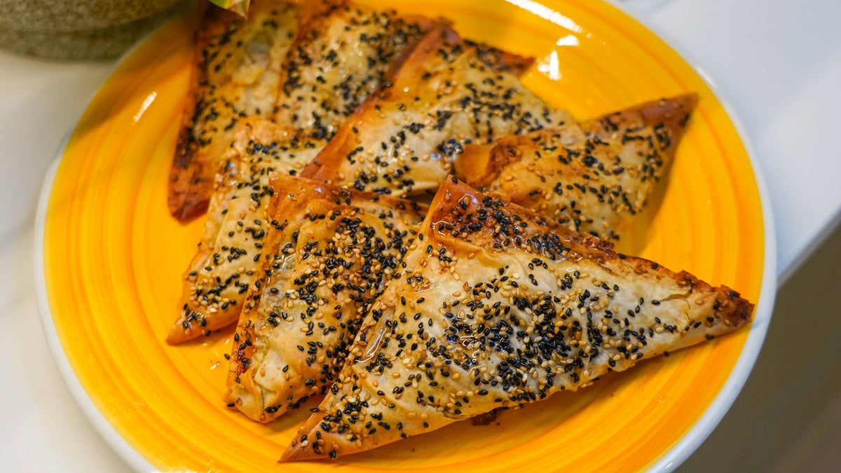 Sprøde efterårs-tiropitaer med feta, grønkål og citron