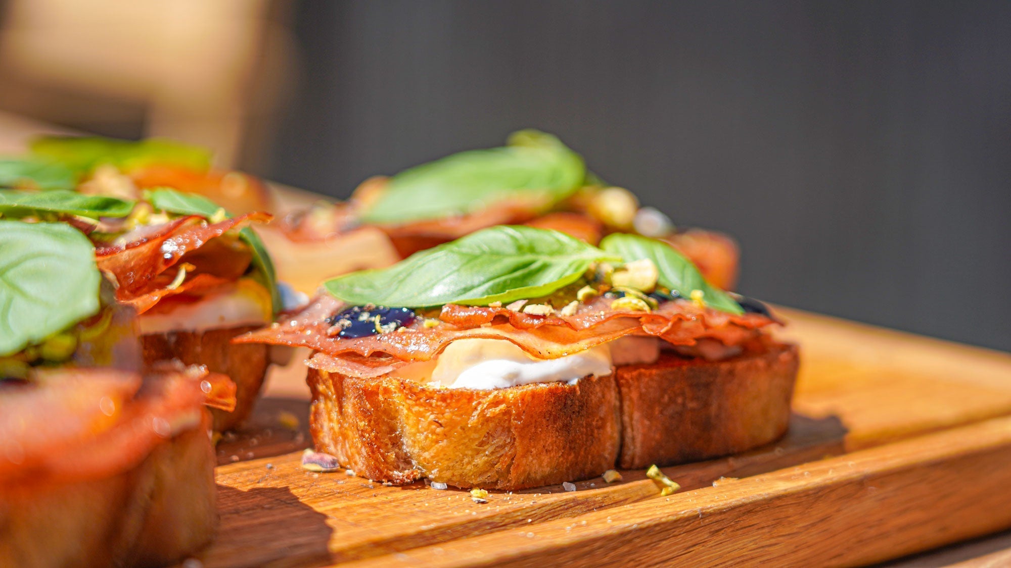 Bruschetta med stegt mortadella, pistacie & burrata