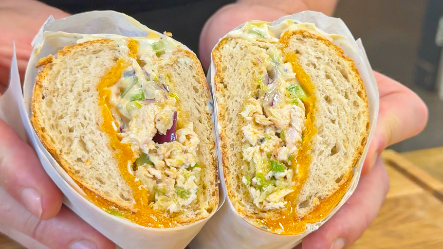 Chopped sandwich med kylling, blåskimmel & varm smørsauce med Tabasco