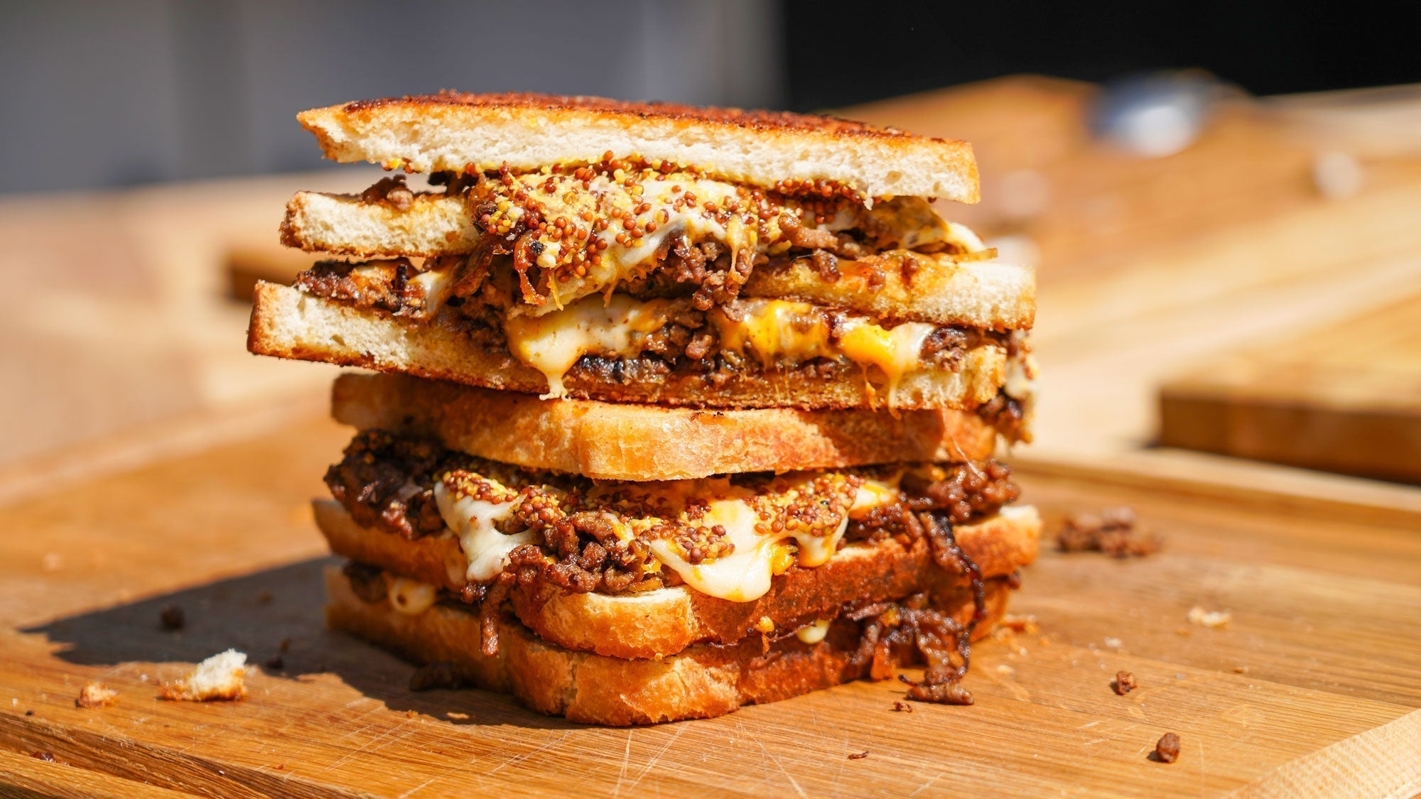 Cowboytoast med oksekød, bløde løg & ost på stegeplade