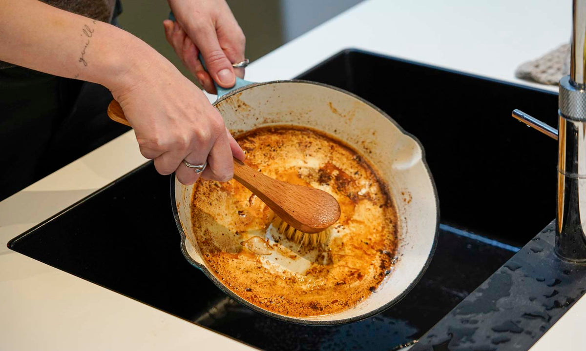 Rengøring af stegepande — den komplette guide til alle materialer