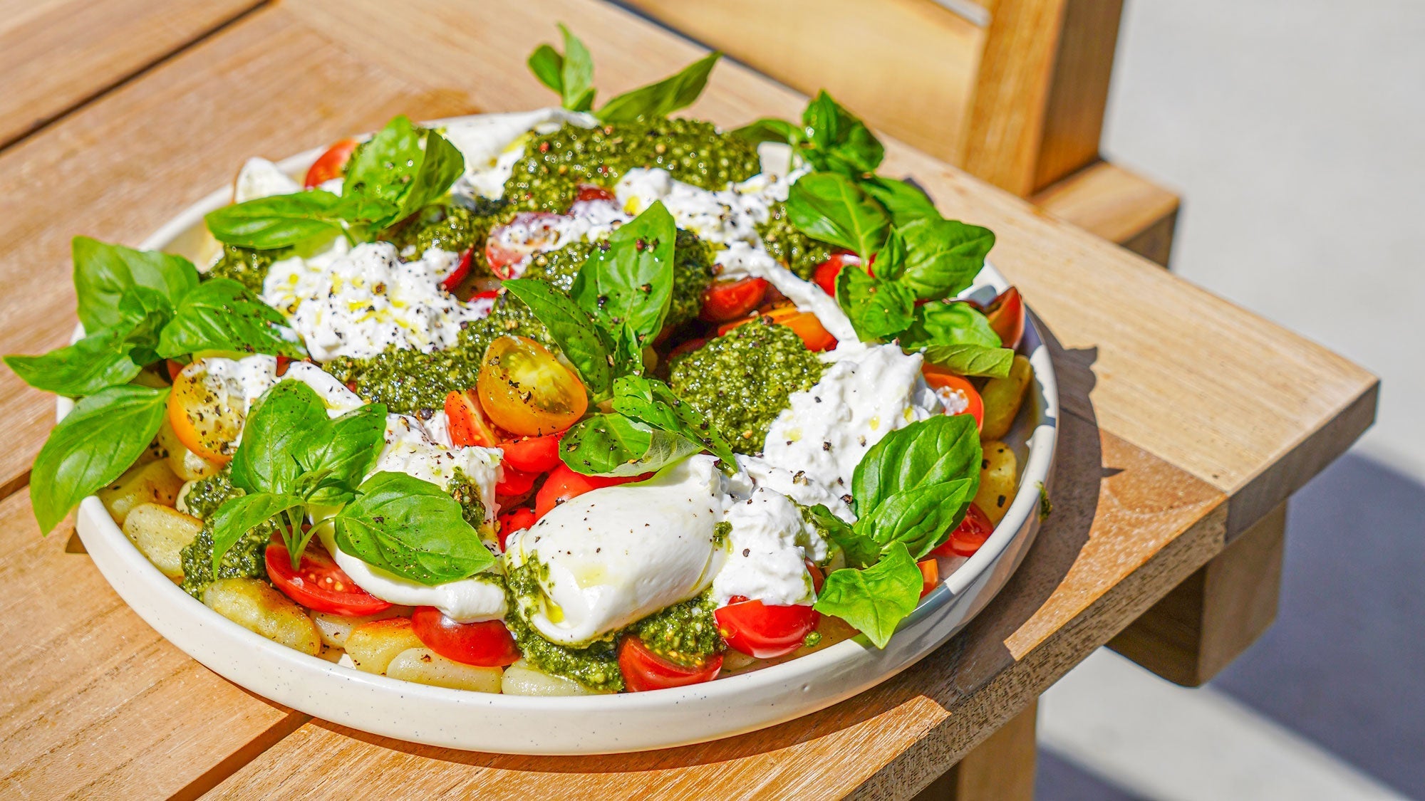 Crispy gnocchi med grøn pesto, burrata og friske cherrytomater
