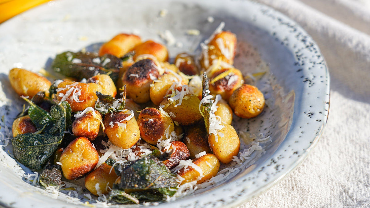 Stegt gnocchi lavet fra bunden med brunet smør, salvie & parmesan