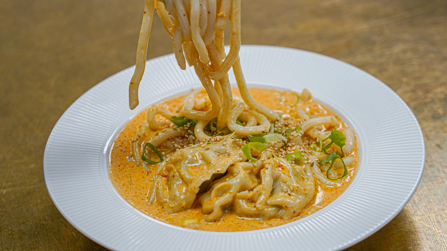 'One Pot' med rød karry, dumplings & udon nudler