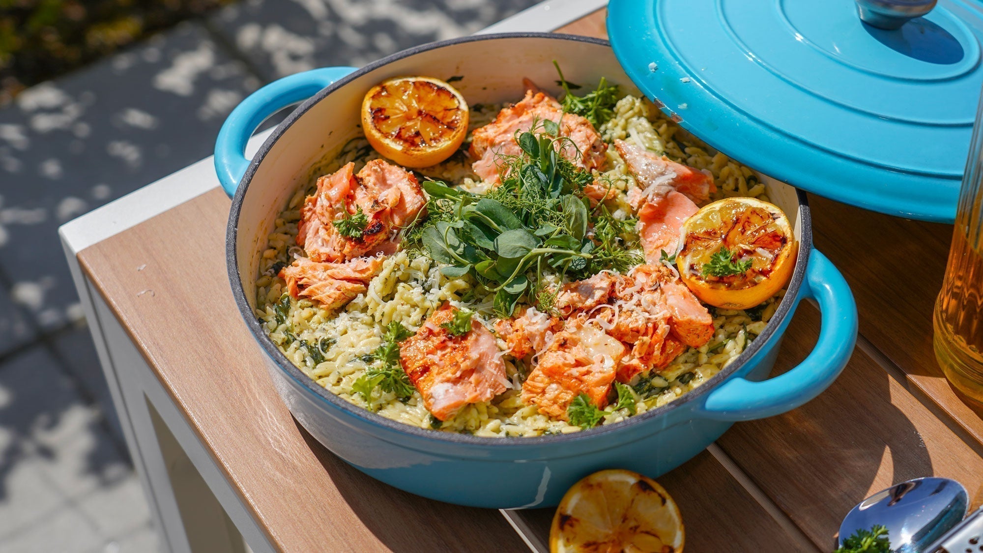 Cremet orzo med spinat, dild, citron & grillet laks