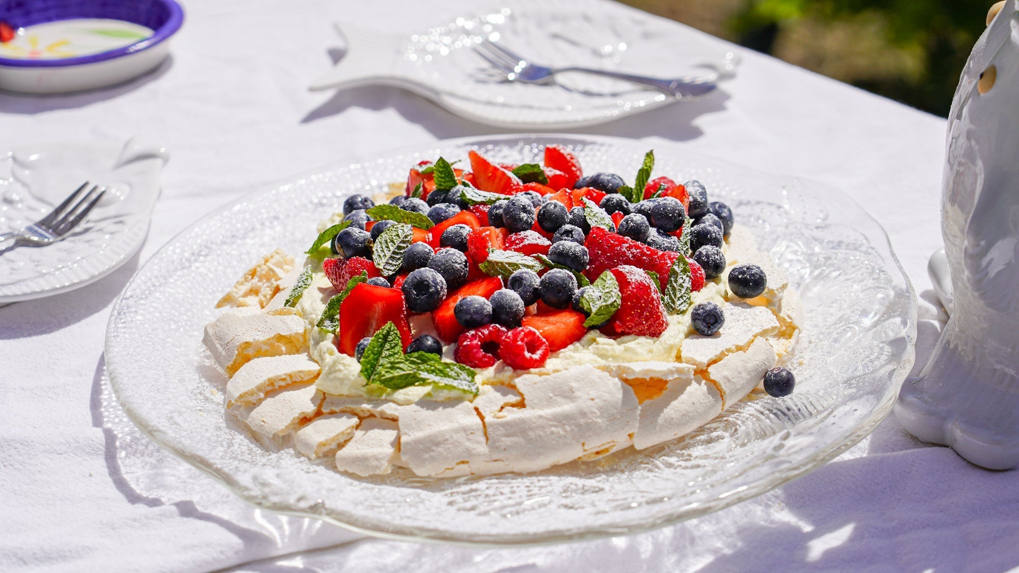 Klassisk Pavlova med friske bær & mynte
