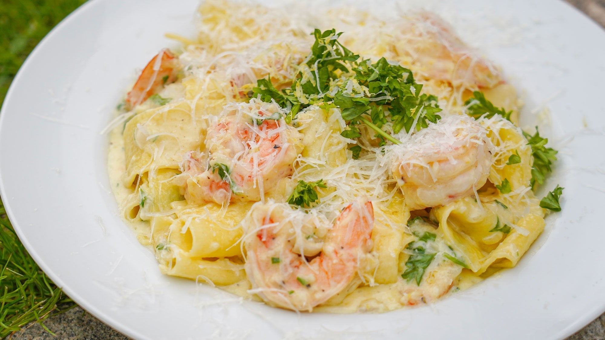Cremet sommerpasta med citron & kæmperejer