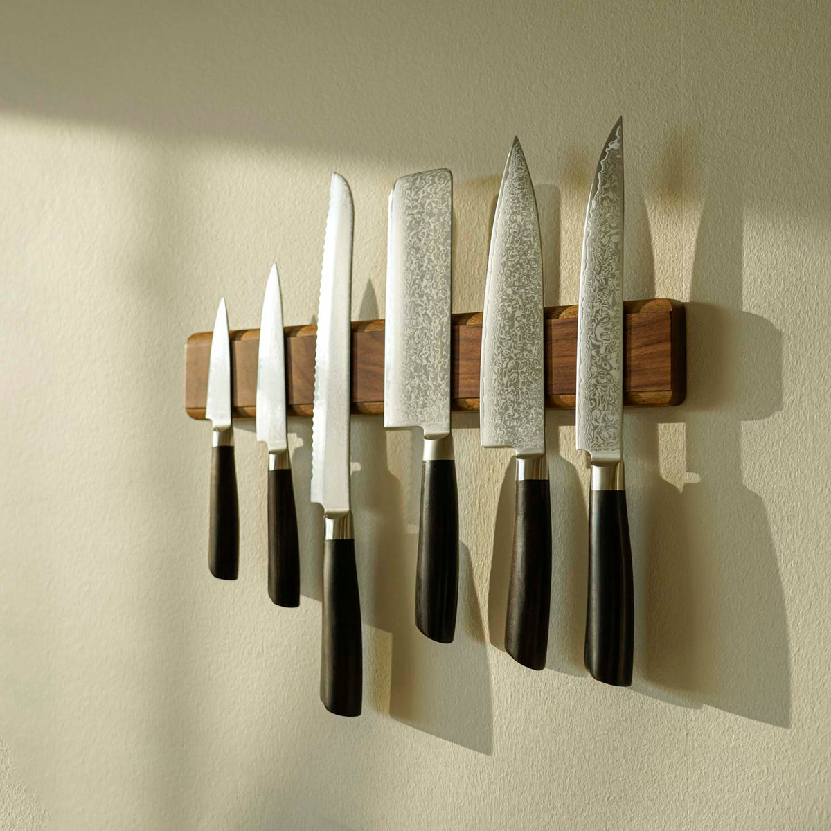 Knivmagnet på væg med 7 knive 