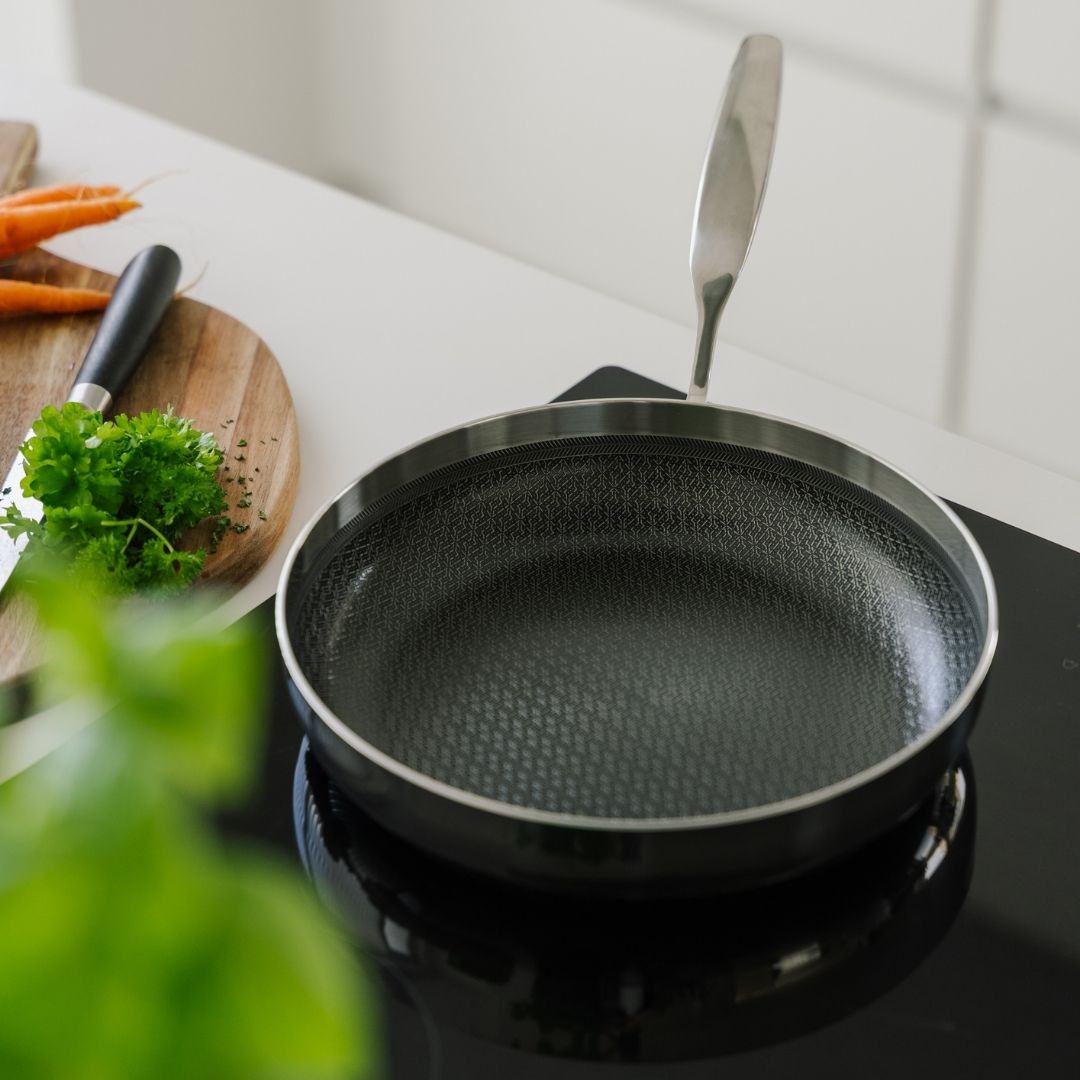 Stegepande med hybrid belægning på komfur
