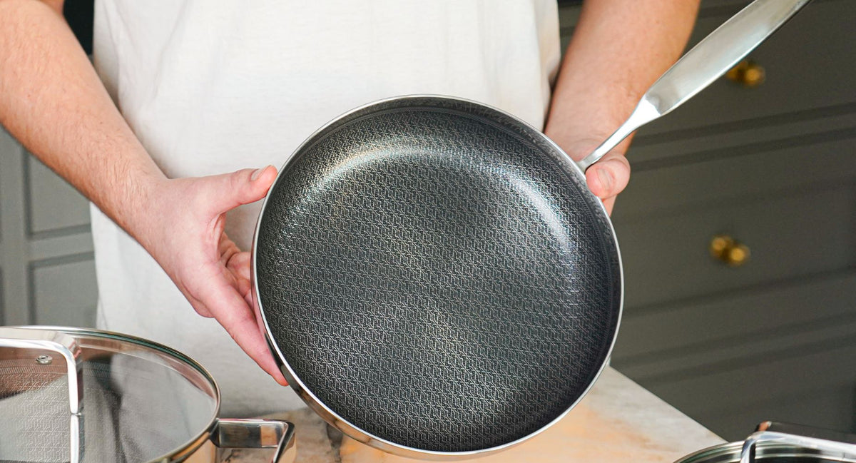 24 cm 6-ply stegepande fremvises i køkken