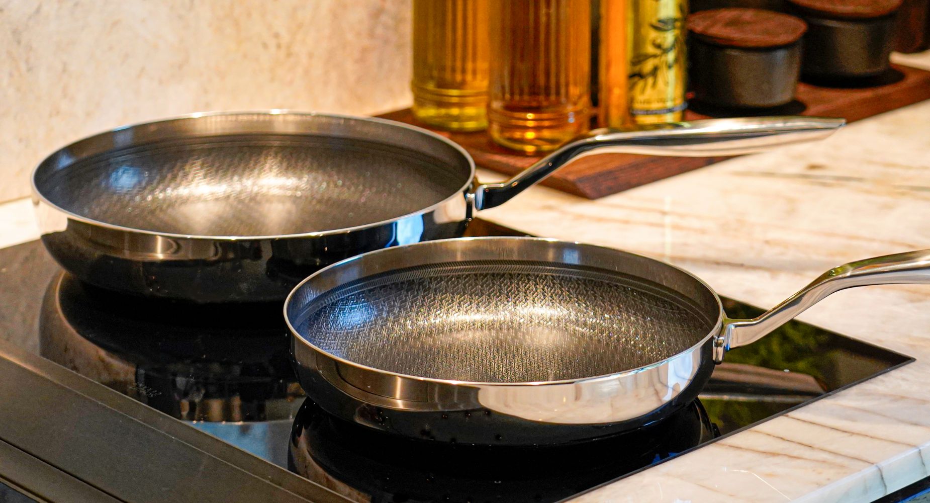 6-Ply stegepandesæt fra Qookware på komfur
