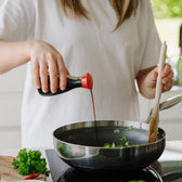 Wok-pande med soya på komfur