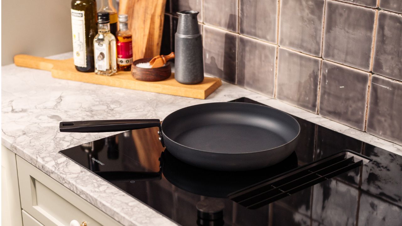 Carbonstål pande fra Qookware placeret på komfur