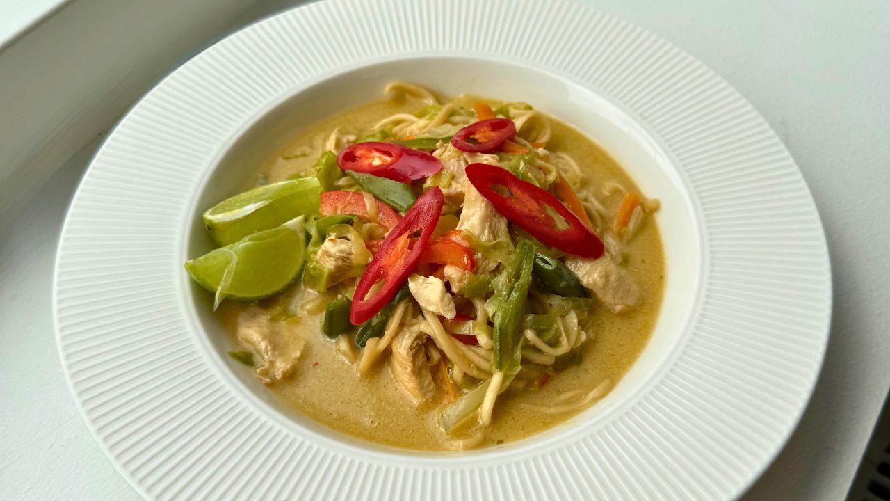 Anretning af asiatisk nudelsuppe i dyb tallerken