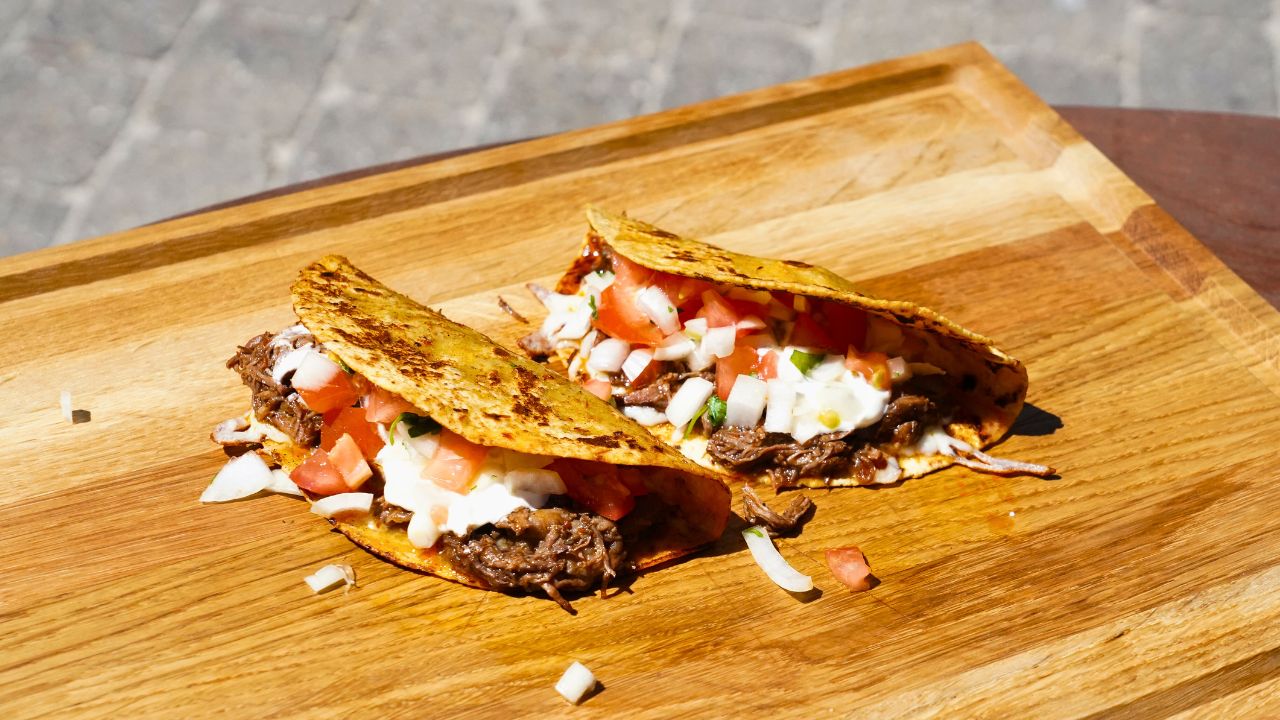 Nærbillede af serveringsforslag af Birria Tacos med smeltet ost og frisk pico de gallo
