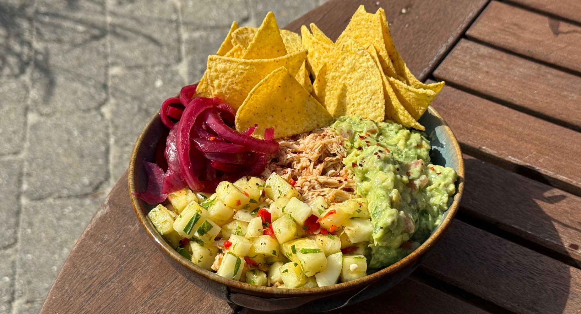 Bowl med pulled chicken anrettet i skål udendørs