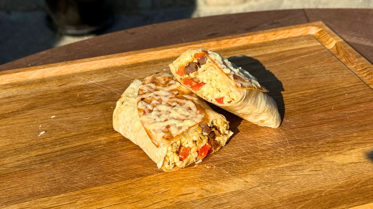 Breakfast burrito anrettet på skærebræt