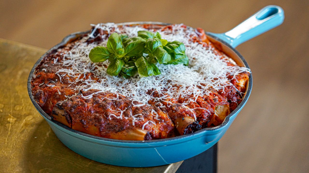 Cannelloni med salsiccia og mascarpone anrettet i støbejernspande