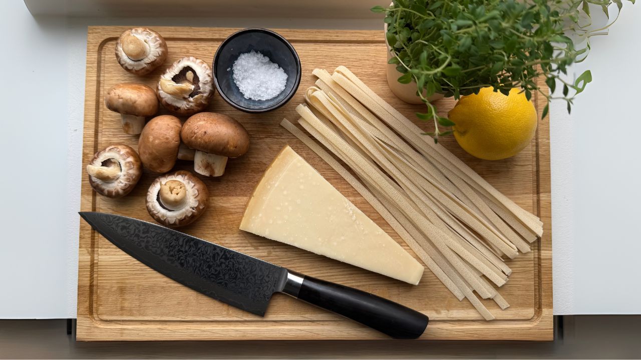 Cremet svampe paste ingredienser på skærebræt