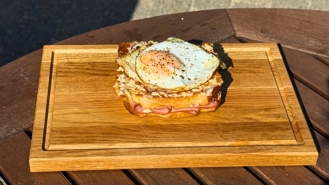 Croque_madame anrettet på skærebræt i egetræ