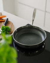 6-ply Fusion stegepande 24 cm fra Qookware
