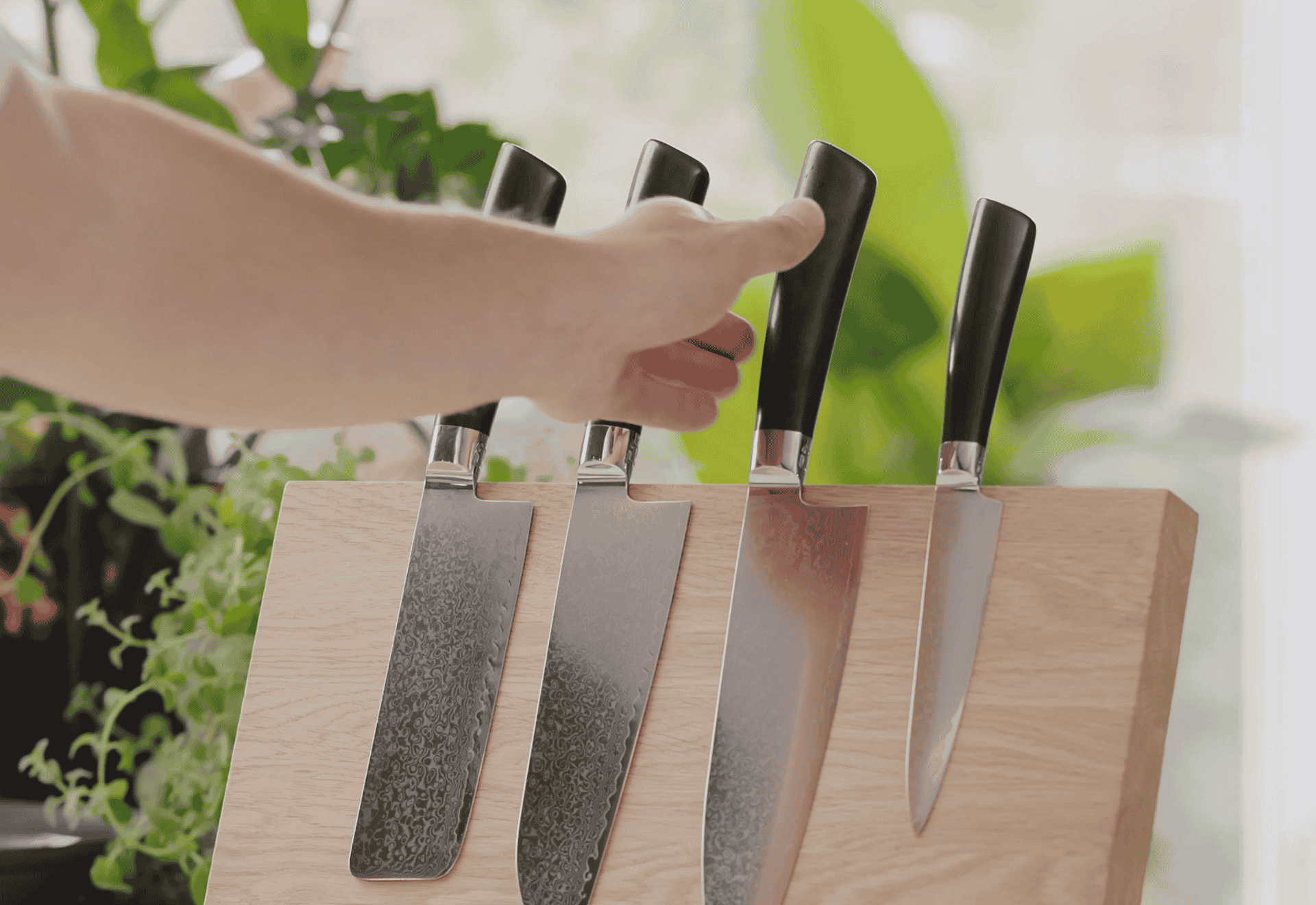 ROSE knivsæt på magnetisk knivholder i egetræ