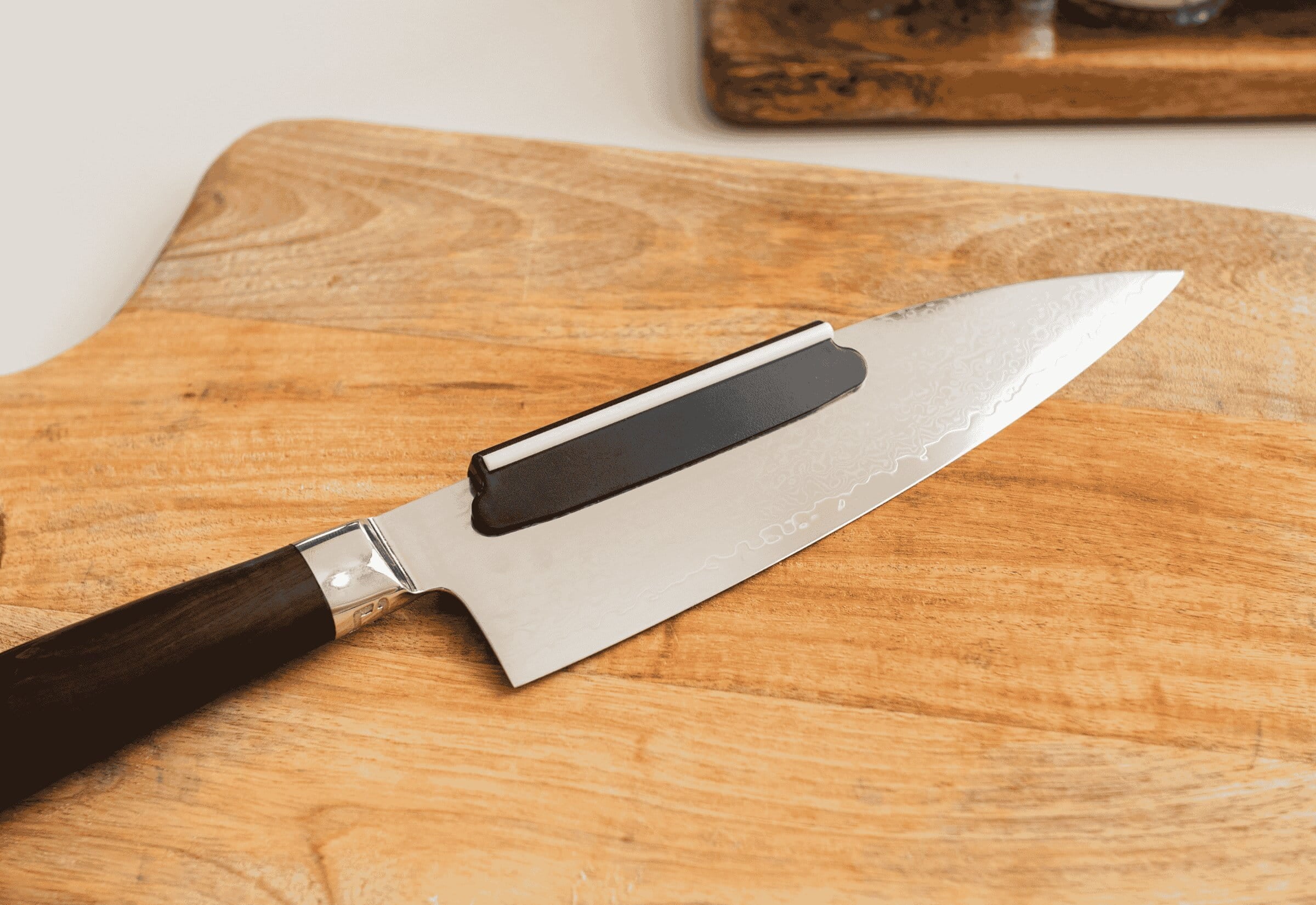 Kokkekniv på skærebræt fra Qookware